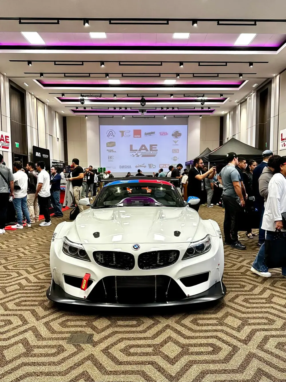 Carro en exhibición en LAE