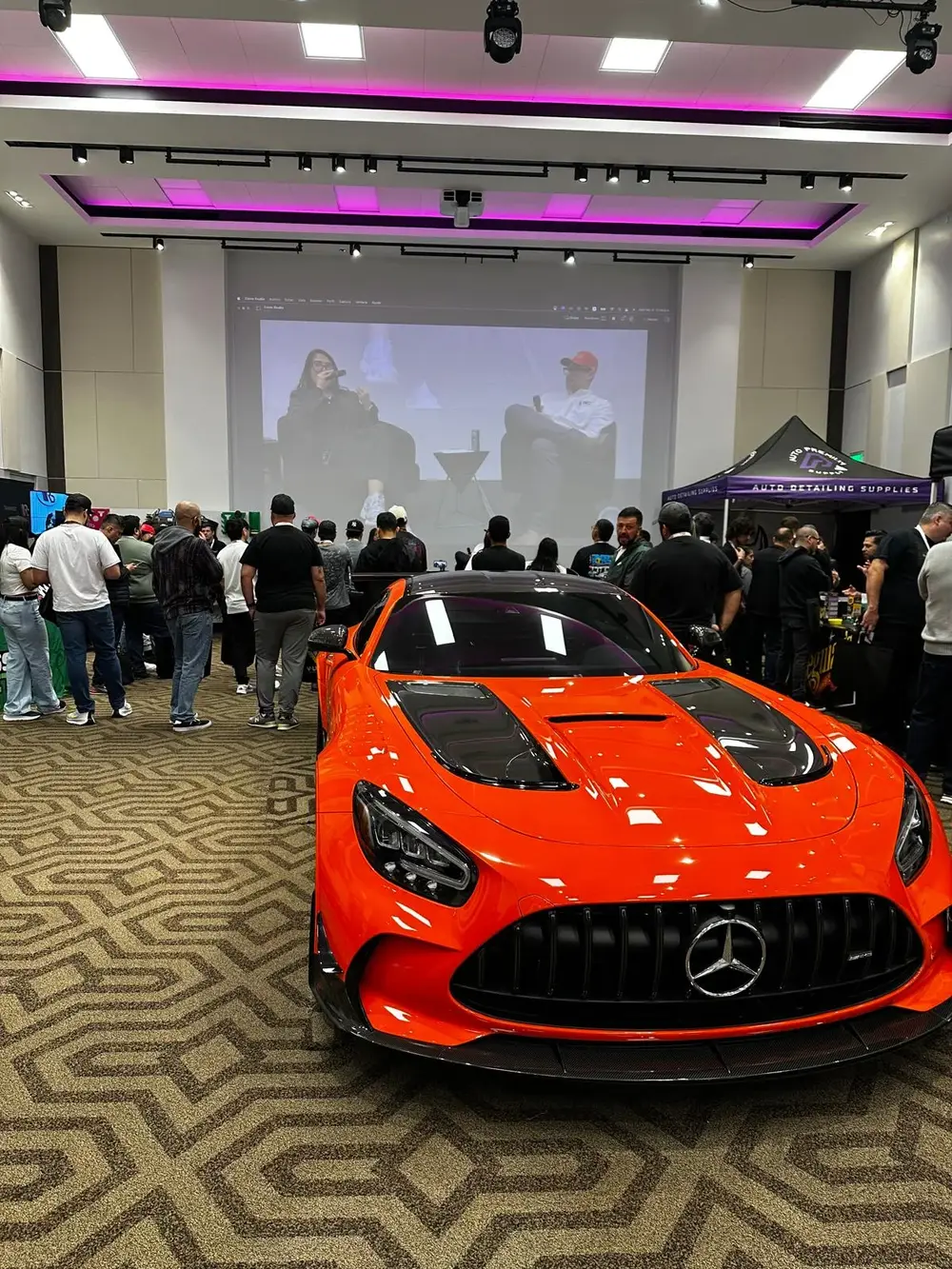 Carro exótico en exhibición en LAE